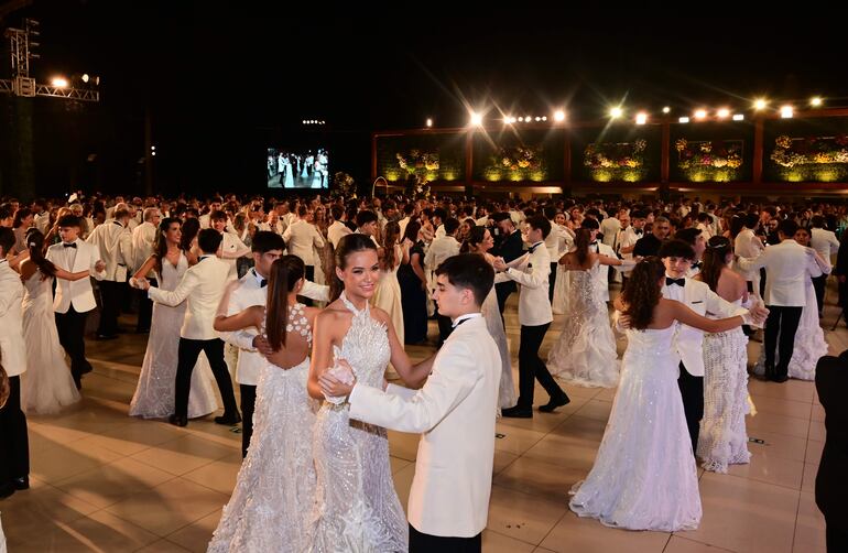 Las 120 hermosas debutantes se lucieron al momento de vals, acompañadas de sus chambelanes.