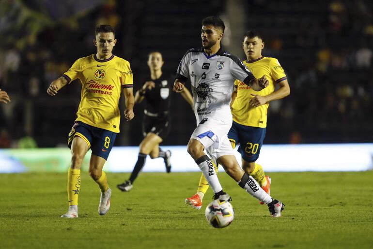 MEX3295. CIUDAD DE MÉXICO (MÉXICO), 12/07/2024.- Álvaro Fidalgo (i) de America disputa un balón con Samuel Omar Méndoza de Querétaro, durante un partido de la jornada 2 de la Liga MX entre América y Querétaro este viernes en el estadio de la Ciudad de los Deportes, en Ciudad de México (México). EFE/ Sáshenka Gutiérrez
