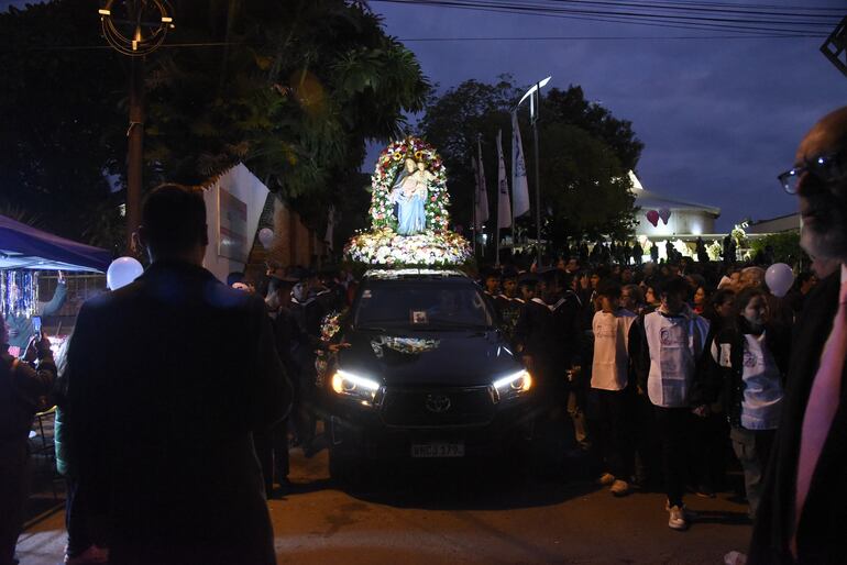 Fieles salieron a las calles para festejar y saludar a la Virgen María Auxiliadora.