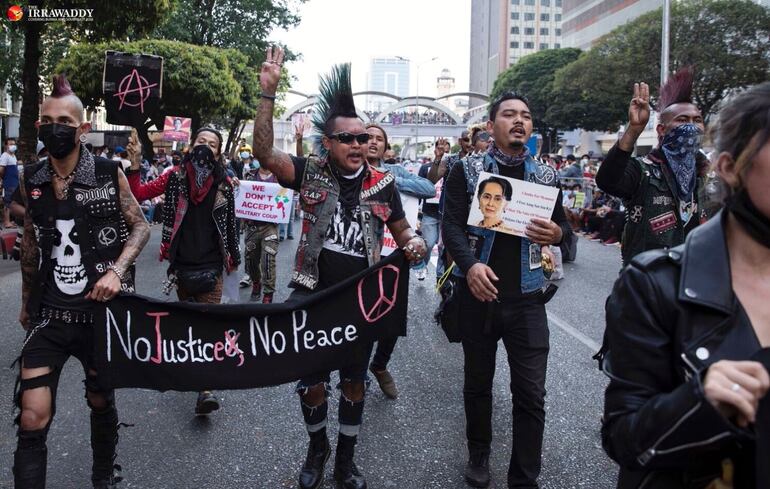 Protesta de punks contra el golpe militar en Birmania (Foto: The Irrawaddy).