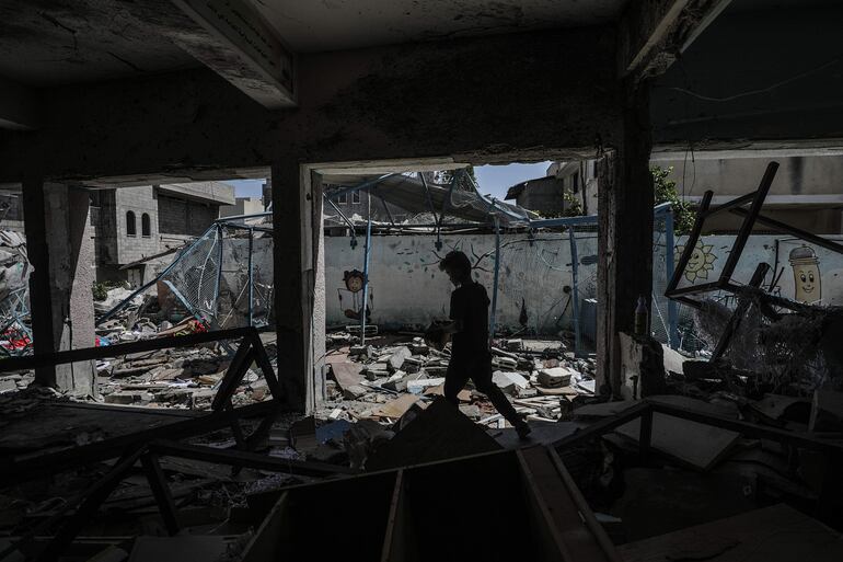 Un niño camina entre los escombros de una escuela de la UNRWA destruida por un bombardeo israelí, el pasado 12 de septiembre.
