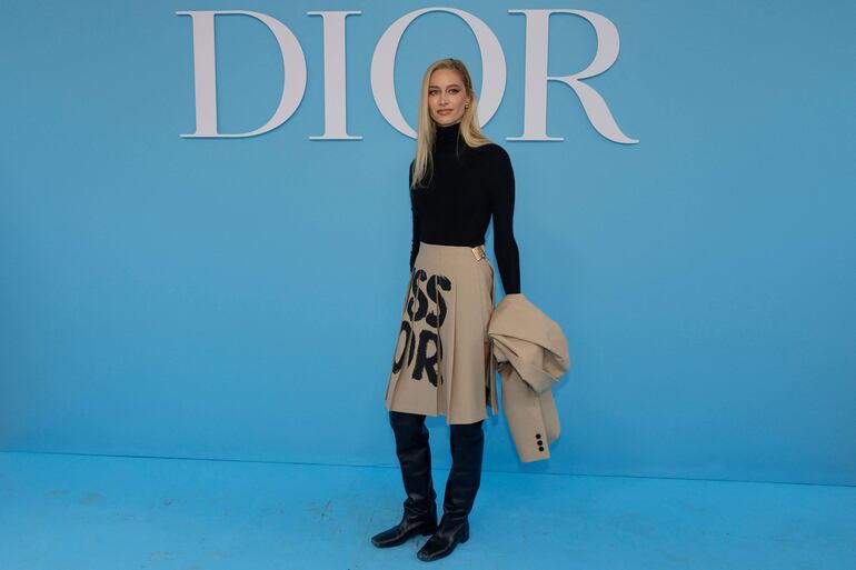 La italiana Beatrice Borromeo Casiraghi lució una polera negra, falda tableada con grafismo "Miss Dior", chaqueta y botas caño alto a su llegada en el desfile de Dior. (GEOFFROY VAN DER HASSELT / AFP)