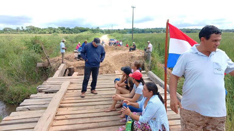 Un grupo de pobladores de la zona se reunieron en el mismo lugar donde reclaman la construcción de la pasarela de hormigón