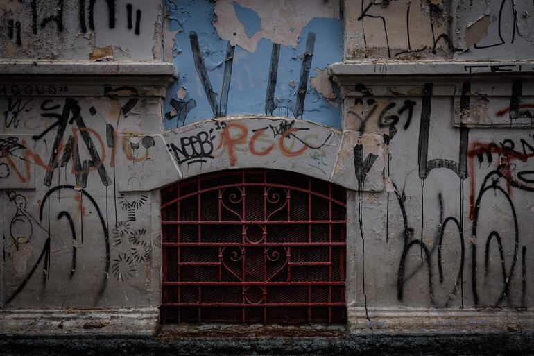  Fotografía de una pared con pintadas alusivas a la banda criminal Primer Comando de la Capital, el 22 de marzo de 2024, en São Paulo (Brasil).