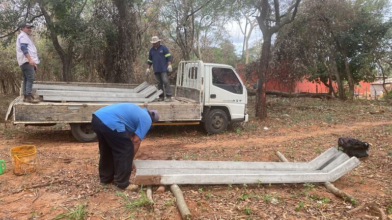 Momento en que los trabajadores colocan los mojones en el predio de la familia Cowan en Luque,  sin permiso de ellos.