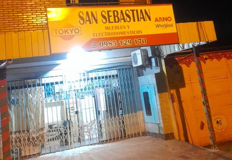 El local comercial que el grupo de delincuentes intentó saquear esta madrugada.