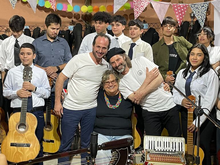 Otra postal de Areguá, con los niños, Sixto, Ana y Chango, en un abrazo que todo lo pudo.