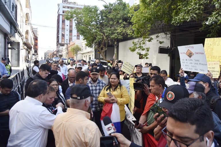 Pobladores se movilizaron frente al MOPC para exigir la reparación de la carretera.