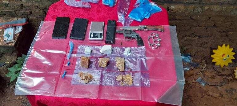 87 gramos de cocaína y 216 gramos de crack, como también arma de fuego y aparatos celulares fueron incautados por los agentes de la SENAD.