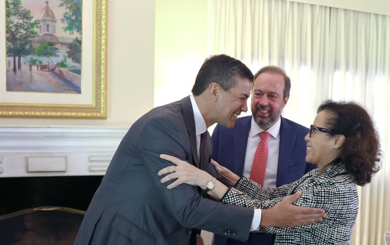 Santiago Peña abraza a la embajadora Maria Laura da Rocha, ministra (en funciones) de Relaciones Exteriores del Brasil, ante la mirada de Alexandre Silveira de Oliveira, ministro de Minas y Energía de Brasil.