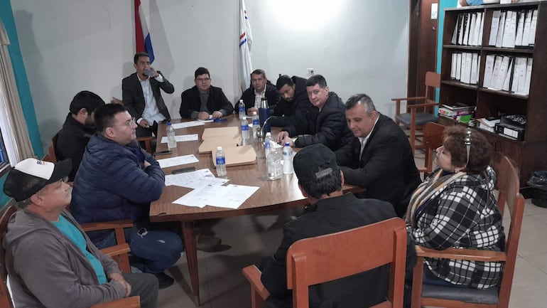 Dirigentes de comisiones vecinales dialogan con concejales de San Antonio para pedir la instalación del grupo Lince en la ciudad.