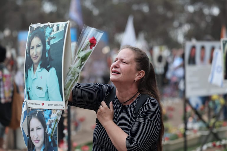 Las familias de las víctimas asesinadas en el festival de música Supernova asisten a una reunión en memoria de sus familiares, en el sitio conmemorativo de Supernova para las víctimas del ataque al festival de música Supernova del 7 de octubre de 2023.