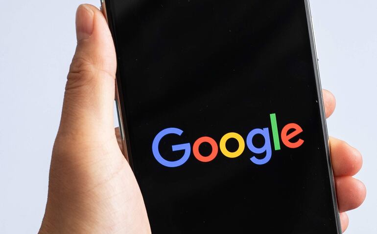 El logotipo de 'Google' en un teléfono inteligente. Un tribunal estadounidense dictaminó que el gigante tecnológico Google violó las leyes antimonopolio para mantener el monopolio de las búsquedas en línea.