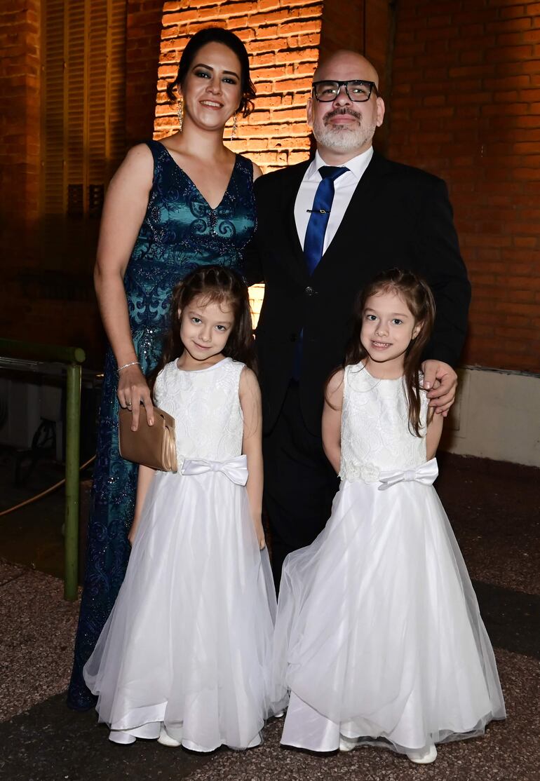 Sara Amarilla e Israel Sosa con las nenas Auxiliadora y María Guadalupe Sosa.