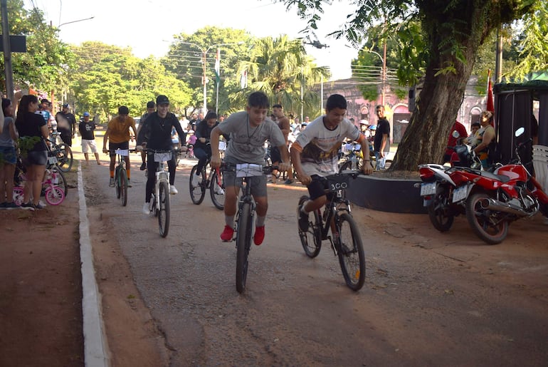 Niños, jóvenes y adultos participaron de la segunda edición de ciclismo que arrancó en la avenida Gral. Bernardino Caballero.