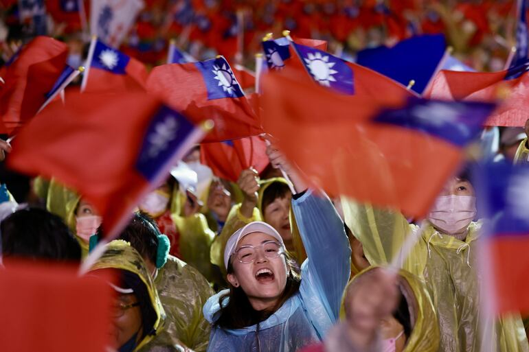 Seguidores del partido opositor taiwanés Kuonmintang participan de un acto de campaña en Taipéi, el pasado sábado.