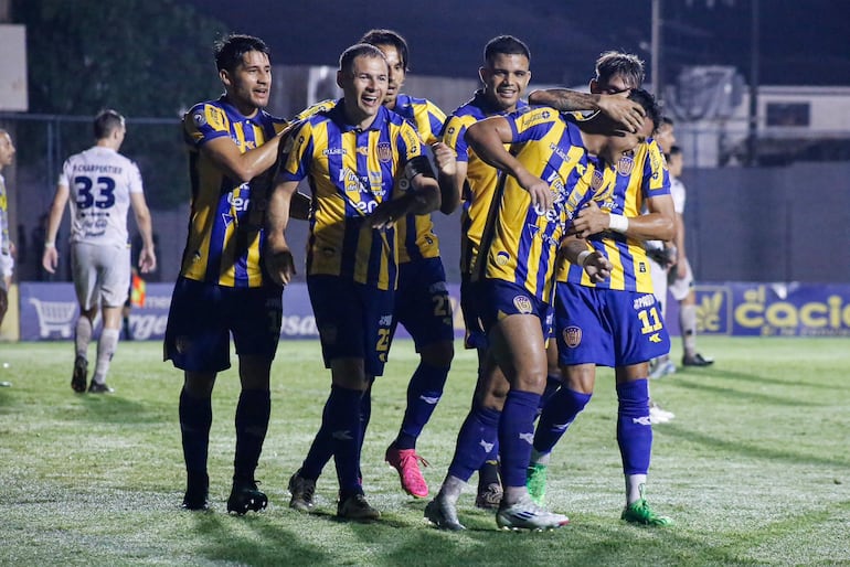 Festejo de los jugadores de Luqueño tras el gol de Rodi Ferreira