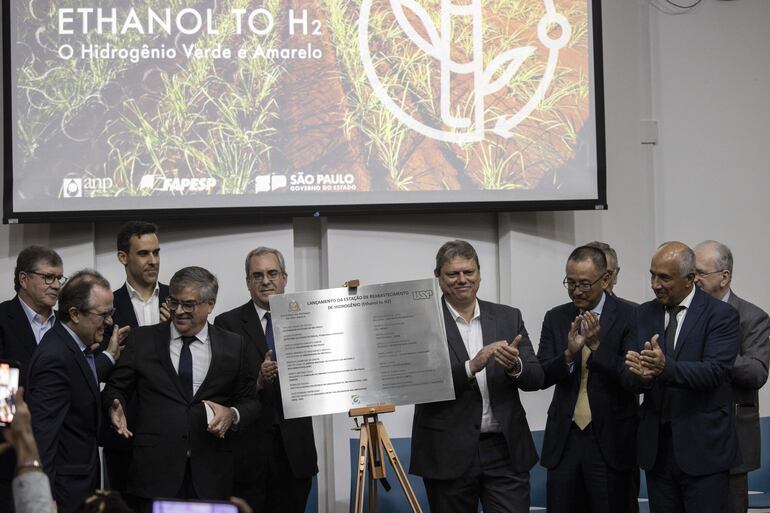 El gobernador del estado de Sao Paulo, Tarcisio de Freitas (c-d) acompañado del presidente de Toyota en Brasil, Rafael Chang (3-d) y directores de la Universidad de São Paulo (USP), participan en un acto hoy en Sao Paulo (Brasil). La Universidad de São Paulo (USP) lanzó este jueves planes para construir la primera planta del mundo de producción de hidrógeno a partir de etanol, un biocombustible que permitirá bajar el precio y facilitar el transporte. EFE/Sebastiao Moreira