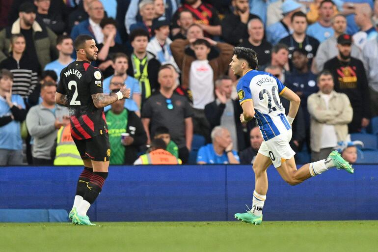 El paraguayo Julio Enciso (d), futbolista de Brighton, celebra un gol contra Manchester City por la Premier League 2022-2023 en el estadio Falmer, en Brighton, Inglaterra.