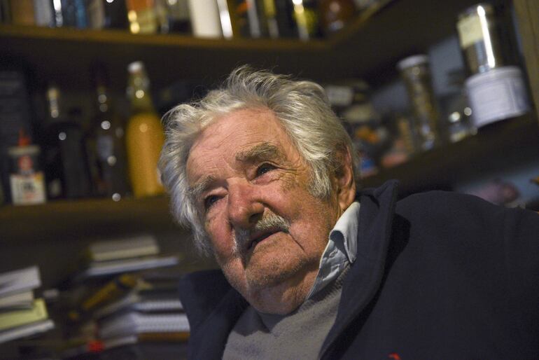 El expresidente de Uruguay José Mujica habla durante una entrevista con EFE, el 22 de abril de 2024, en Montevideo (Uruguay). El expresidente anunció este lunes que tiene un tumor en el esófago.