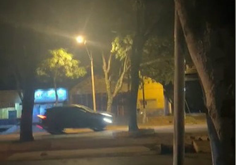 Parte del convoy con droga pasando frente a una sede policial, los sospechosos ni se molestaron en cubrir la carga que llevaban.