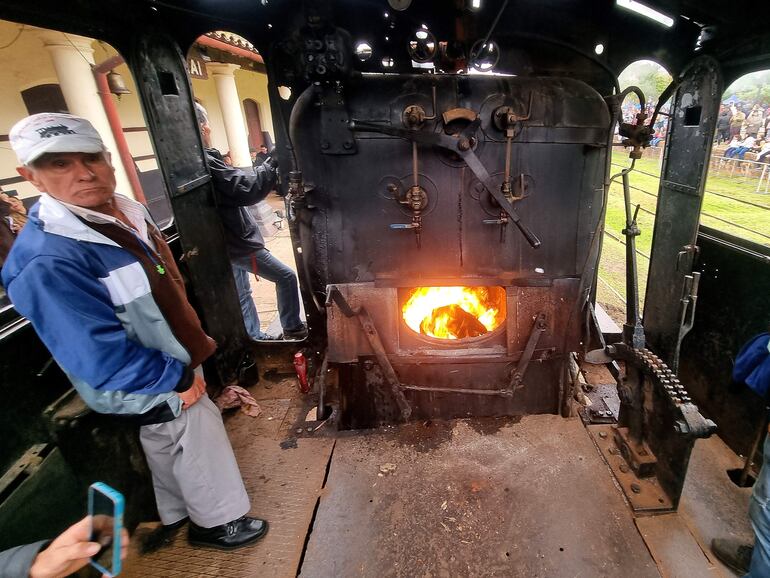 La garganta de fuego alimentaba al guerrero revivido que escupía vapor y se movía ante el aplauso de la muchedumbre.