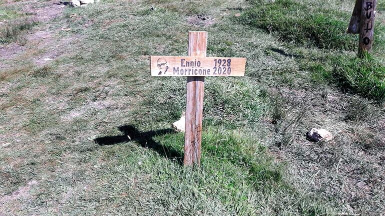 Cementerio de Sad Hill, España, donde se filmó la escena final de la película El bueno, el malo y el feo, y fue colocada la cruz de Ennio.