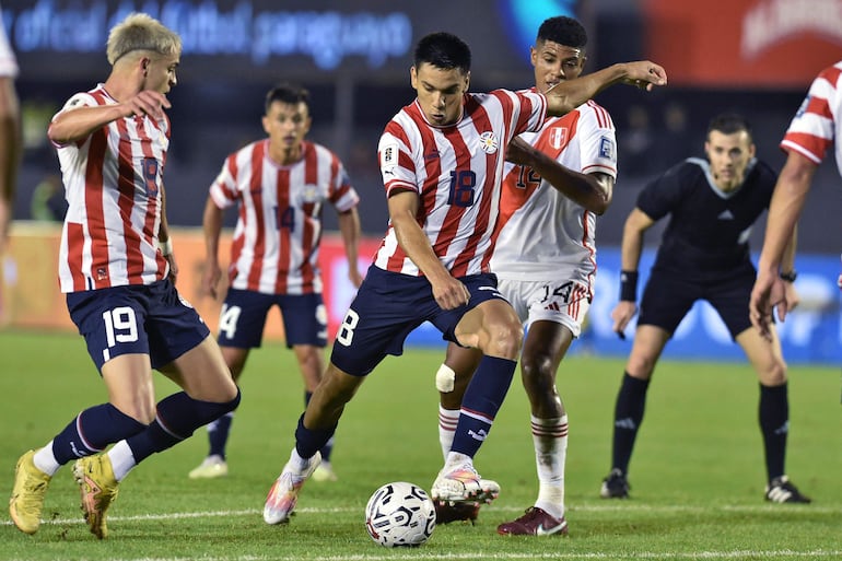 Diego Gómez (8), futbolista de la selección paraguaya, en el partido contra Perú por la primera fecha de las Eliminatorias Sudamericanas al Mundial 2026 en el estadio Antonio Aranda Encina, en Ciudad del Este, Paraguay.