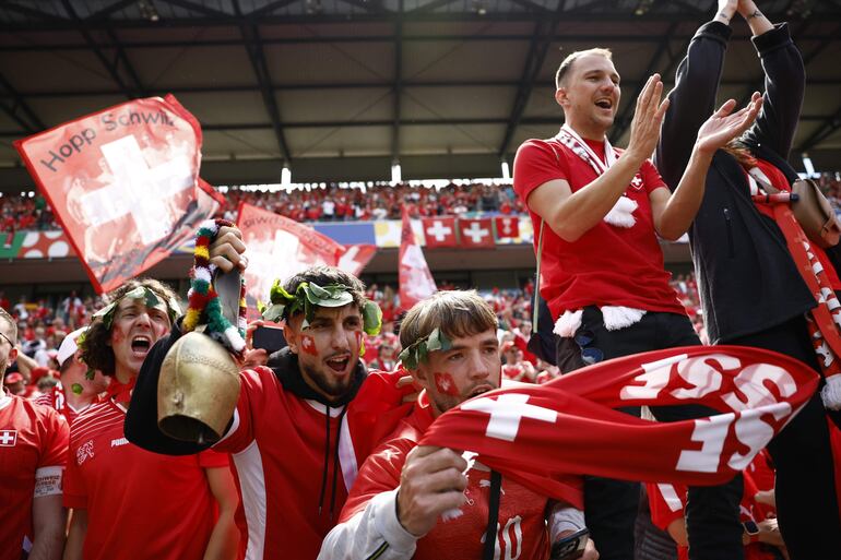 Los fanáticos suizos en la previa del partido frente a Hungría por la primera fecha del Grupo A de la Eurocopa 2024 en Colonia, Alemania. 