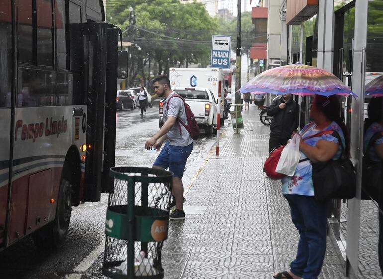 Las paradas de colectivos no cuentan con refugios para los pasajeros en jornadas lluviosas.