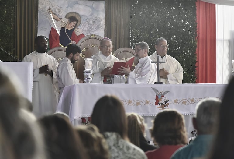 Monseñor Edmundo Valenzuela, arzobispo emérito de Asunción, presidió la misa central por la festividad de los Santos Arcángeles Miguel, Rafael y Gabriel.