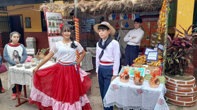 El vestuario y las comidas típicas resaltaron durante el festejo por el día del folklore en San Antonio.