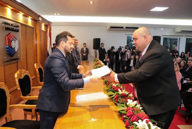 Jatar Eduardo "Oso" Fernández Safuar, el único diputado electo por Cruzada presente ayer en el acto en el TSJE.