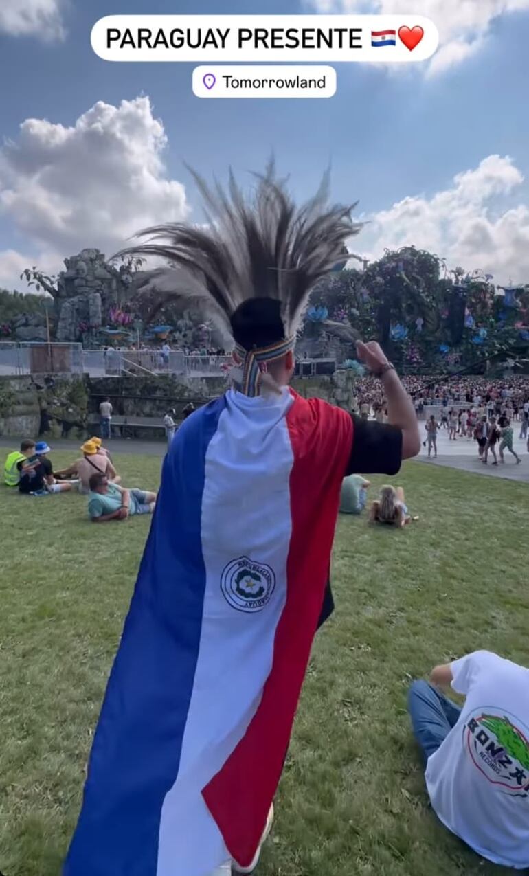 Indio Rubio, orgulloso con su bandera paraguaya en Tomorrowland. (Instagram/Indio Rubio)