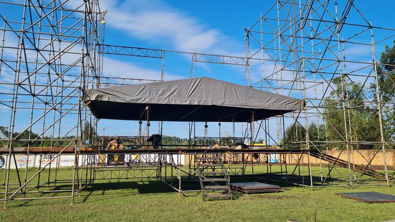 El escenario gigante que por primera vez esta siendo montado en la cancha de Karai Chive.