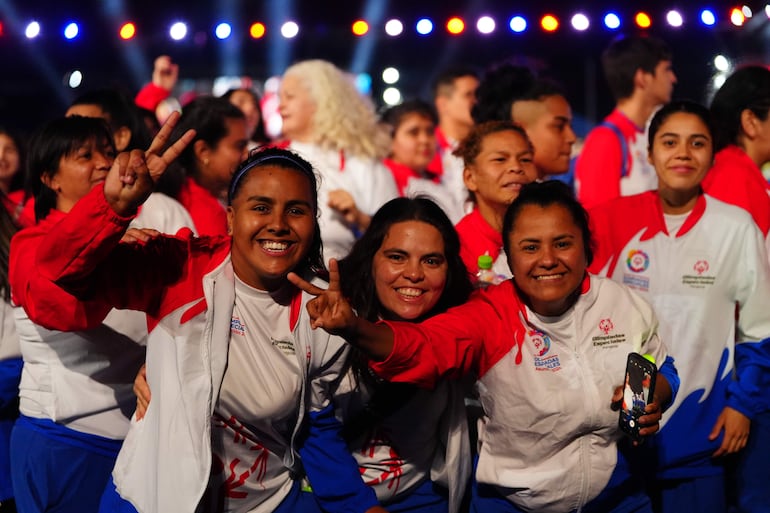 El Team Paraguay de Olimpiadas Especiales en su paso por el desfile inaugural anoche en la Olla.