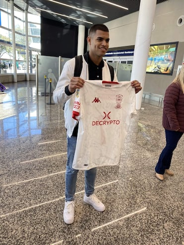 Ayer, Marcelo Pérez   con la camiseta de Huracán.