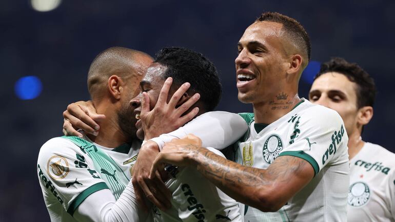 Los jugadores del Palmeiras celebran un gol en el partido frente a Cruzeiro por la última fecha de la Serie A de Brasil, en Belo Horizonte.