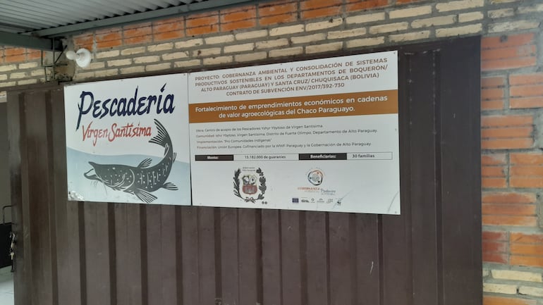 Local de venta de pescados en la comunidad indigena de los Ishir en Fuerte Olimpo. El 31 de enero feneció la prohibición de pescar en esta zona de aguas compartidas con el Brasil, y tras 90 días de veda, desde hoy se reinicia la actividad, beneficiando en especial a las comunidades indígenas. El sector del turismo también se ve favorecido en la zona del gran Pantanal.