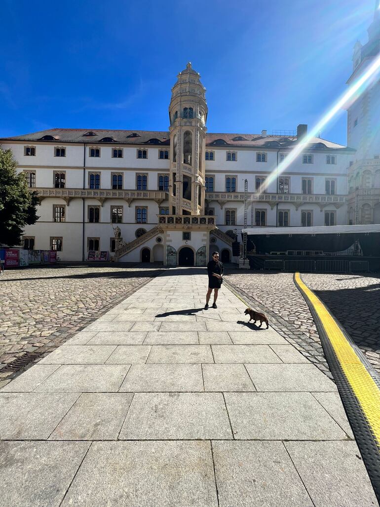 Fernando Bernardou frente al Castillo Hartenfels, donde tendrá lugar su desfile. (Gentileza)