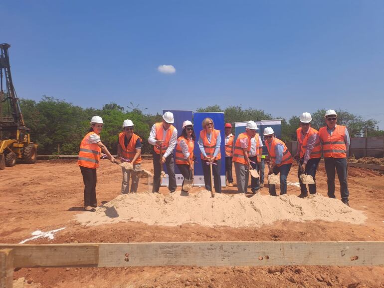 Palada inicial de una nueva sede de  Coomecipar en Pedro Juan Caballero.