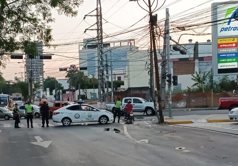 Una manifestación de indígenas se desarrolla con el bloqueo de la avenida Artigas, frente al INDI.