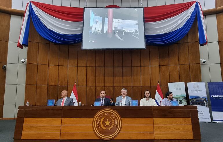 Audiencia pública en la sala bicameral del Congreso en la que se abordó el Proyecto de Ley de Protección a Periodistas y Defensores de DD.HH. En la foto, Roberto Valent, Mario Varela, Rafael Filizzola, Santiago Ortiz y Dante Leguizamón.