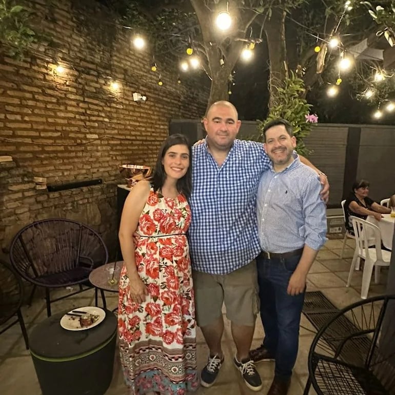 Ana Ortíz junto a su esposo el diputado Jatar "Oso" Fernández y el cartista Raúl Latorre.