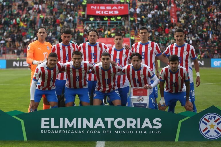 Los jugadores de Paraguay en la foto previa del partido contra Bolivia por las Eliminatorias Sudamericanas 2026 en el estadio Municipal El Alto, en Bolivia.