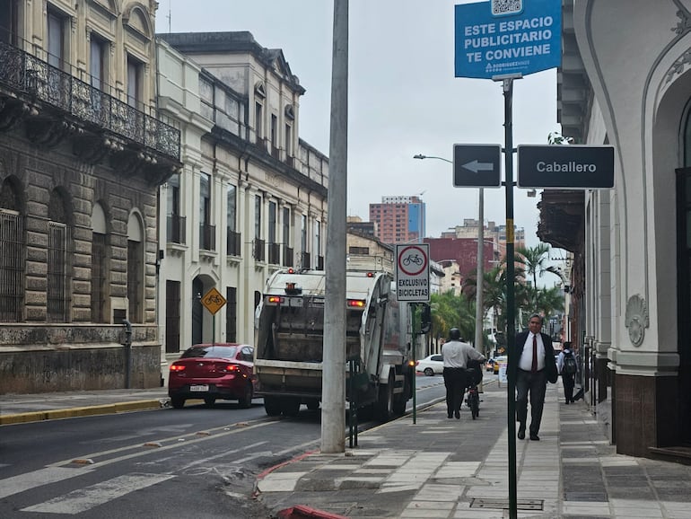 Un ciclista es obligado a subirse a la vereda con su bicicleta debido a que un camión de la Municipalidad de Asunción obstruye la bicisenda "exclusiva para bicicletas" de la calle Palma.