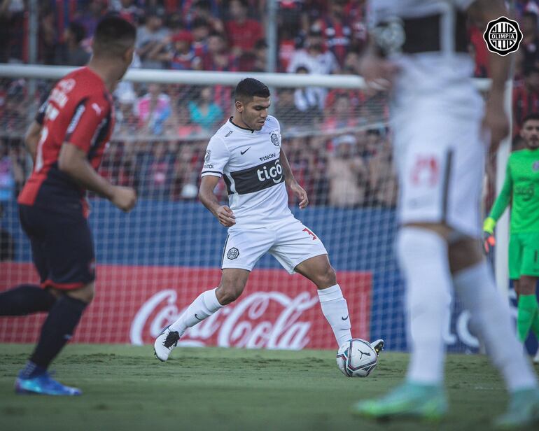 Marcos Gómez (c) recibió el llamado del seleccionador Guillermo Barros Schelotto.