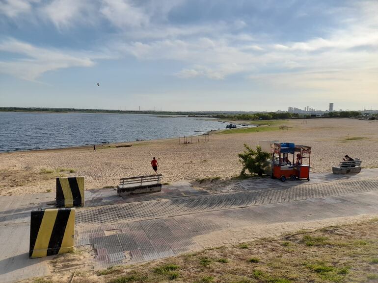 Vista al río Paraguay en la Costanera de Asunción.