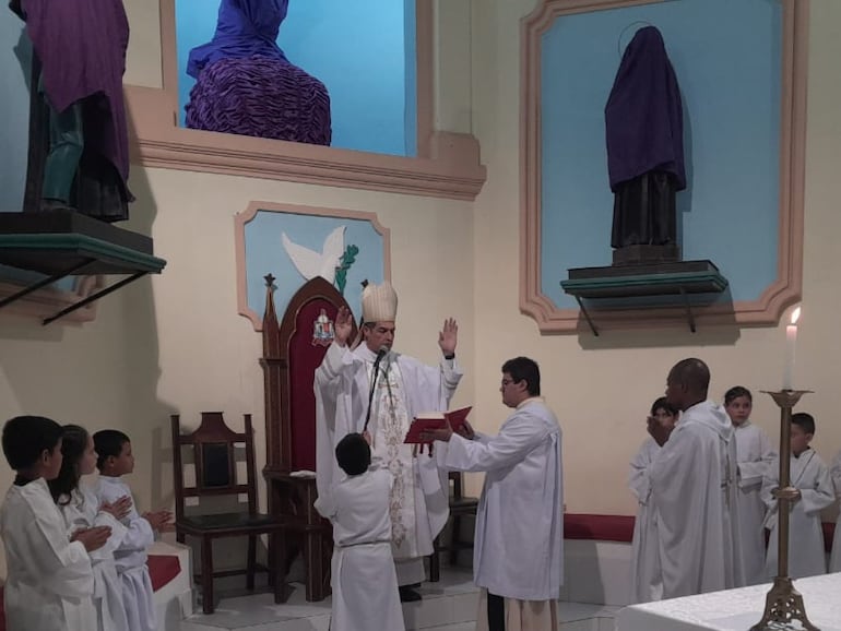 Fotografía de la Misa Crismal realizada en la Catedral de María Auxiliadora en Fuerte Olimpo, presidida por monseñor Gabriel Escobar.