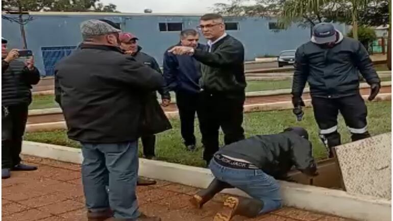 El intendente Ronald Acevedo increpa al jefe regional de la Essap, Julio Vega. Casi llegaron a los golpes. (Captura de vídeo).